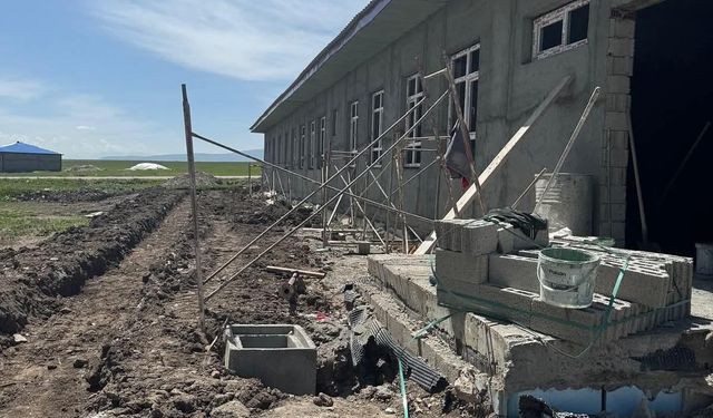 Kars Selim'de Yanlızçam Köyü okul inşaatı devam ediyor