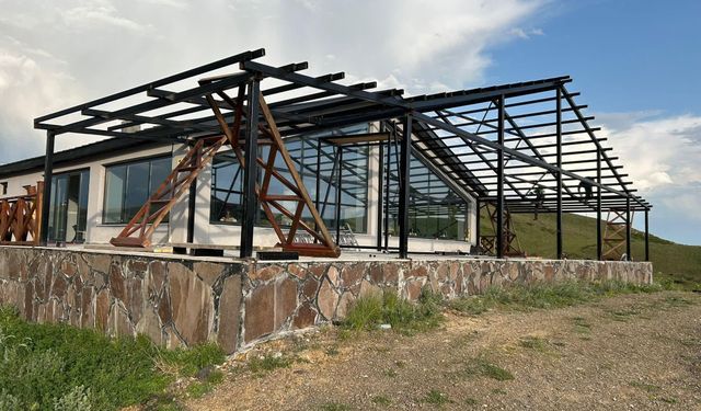 Susuz Şelale Kafe Restoran’da iyileştirme ve cam balkon çalışmaları başladı
