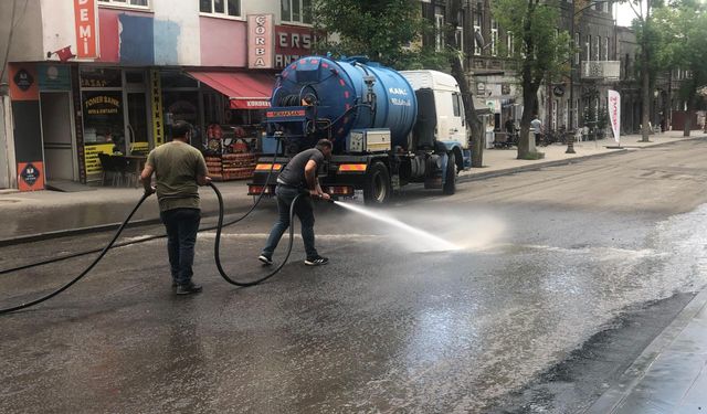 Kars'ta cadde ve sokaklar yüzey temizleyiciyle yıkanıyor