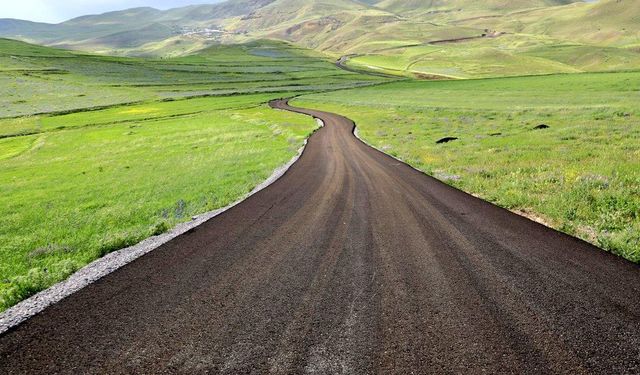 Kars Valisi Ziya Polat, Kağızman’daki yol çalışmasında; "Yol, medeniyettir" dedi