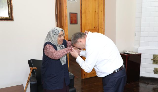 Vali Ziya Polat, Kars’ın En Yaşlı Kadını Hayriye Ağyel’i Makamında Ağırladı