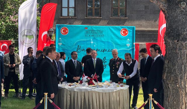 Kars’ta bayramlaşma ve şehitlik ziyareti gerçekleştirildi