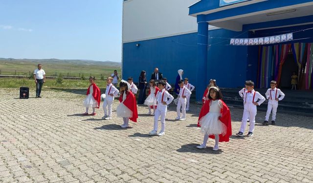 Arpaçay Atatürk İlkokulu'ndan renkli yıl sonu şenliği