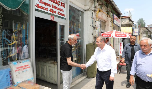 Kars Valisi Ziya Polat, Cuma namazını vatandaşlarla kirlikte kıldı, esnaf ve miniklerle sohbet etti