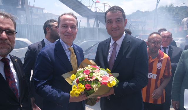 Fuat Köse Giresun'a Gelen Dr. Fatih Erbakan'ı çiçekle karşıladı