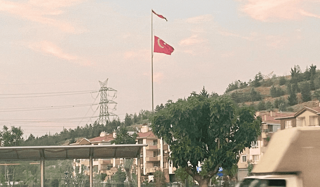 Gölbaşı’nda dev bayrak yenilenmeyi bekliyor