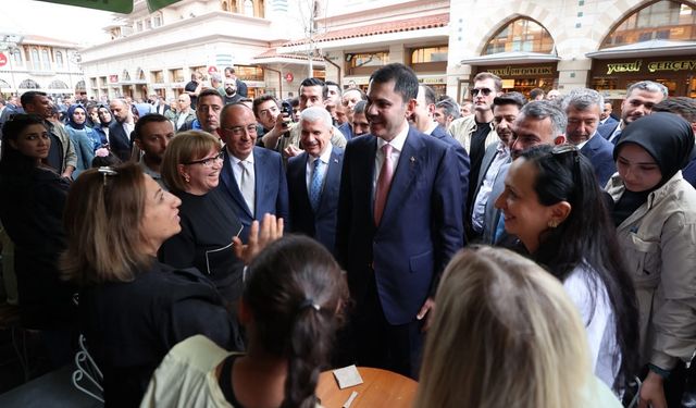 Bakan Kurum Konya Türbeönü'nde kucaklaştı