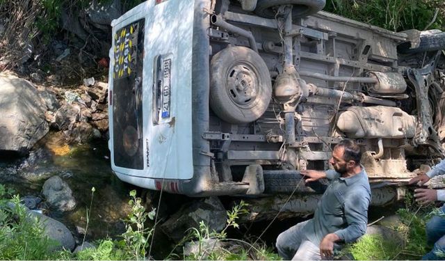 Hakkari Şemdinli'de yolcu minibüsü uçuruma yuvarlandı: 10 yaralı