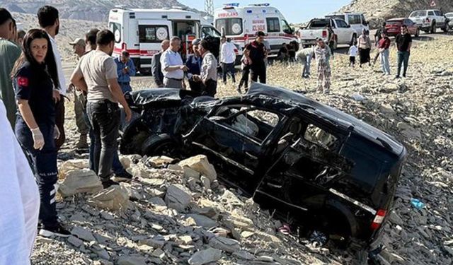 Şırnak’ta feci kaza: Hafif  ticari araç uçuruma yuvarlandı: 3 ölü