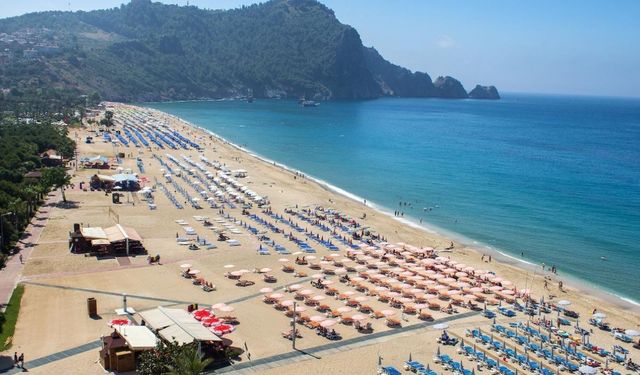 Alanya plajlarında fiyat şoku: Şezlong ve şemsiye ücretleri ikiye katlandı