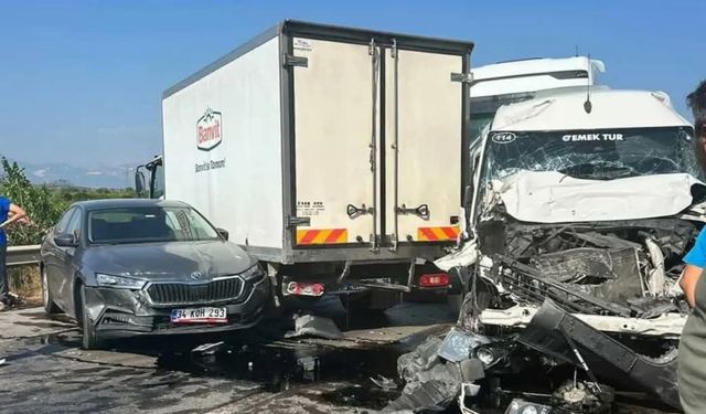 Serik'te 6 araçlı zincirleme kazada 4 kişi yaralandı