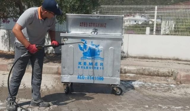 Kemer’de çöp konteynerleri dezenfekte ediliyor