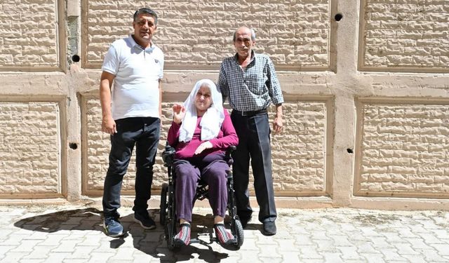 Ayten teyze akülü tekerlekli sandalye ile hayata yeni bir adım attı