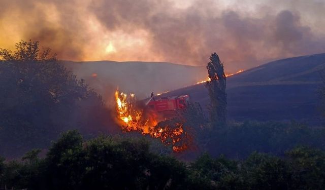 İtfaiye’nin müdahalesiyle yangınlar söndürüldü