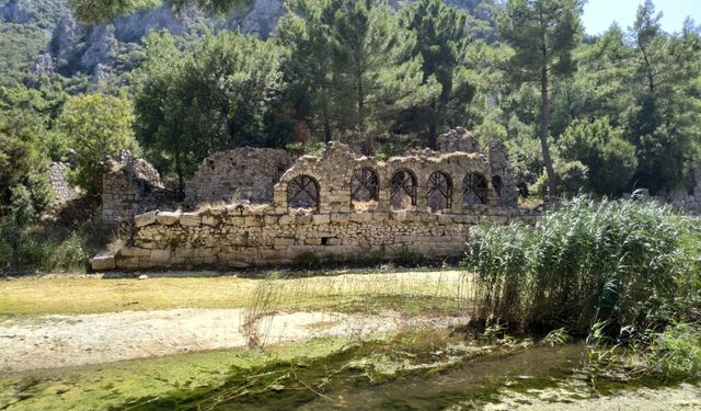 Olympos’ta Roma Dönemi kaya mezarları ziyarete açıldı