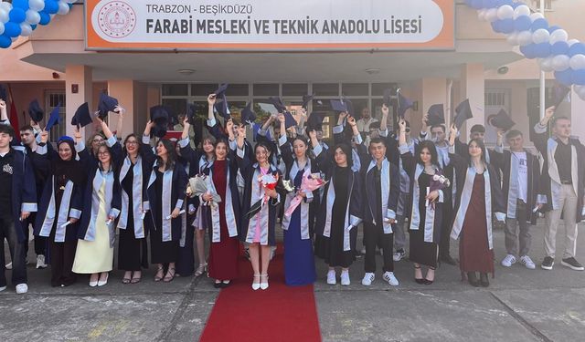 Beşikdüzü Farabi MTAL 30. mezunlarından 37 öğrenci kep fırlattı