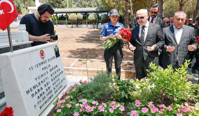 Adana Valisi Yavuz Selim Köşger, 15 Temmuz şehitlerinin kabrini ziyaret etti