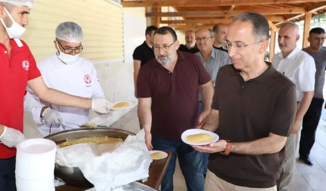 SDÜ’de 15 Temmuz şehitleri anısına helva dağıtıldı