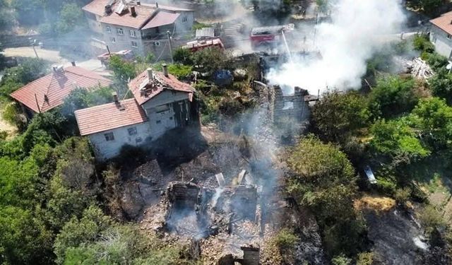 Akseki'de yangın evlere sıçradı: 3 ev zarar gördü