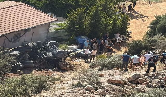 Kalkan’da feci kaza: Kamyon uçuruma yuvarlandı, 2 kişi hayatını kaybetti