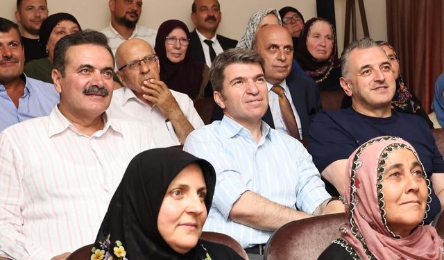 Amasya Valisi Önder Bakan'ın köy sakinleri ile sinema keyfi