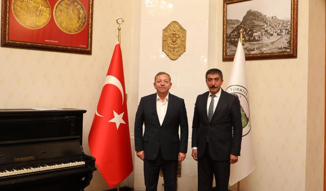 Vali Ziya Polat, Susuz Belediye Başkanı Oğuz Yantemur'u makamında kabul etti