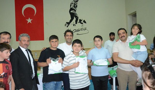 Sarıkamış’ta Yaz Spor Okulu sporcularına forma ve şort desteği yapıldı