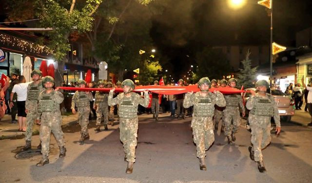 Kars’ta “Zaferin Adı Türkiye” temalı bayraklı yürüyüşe büyük katılım