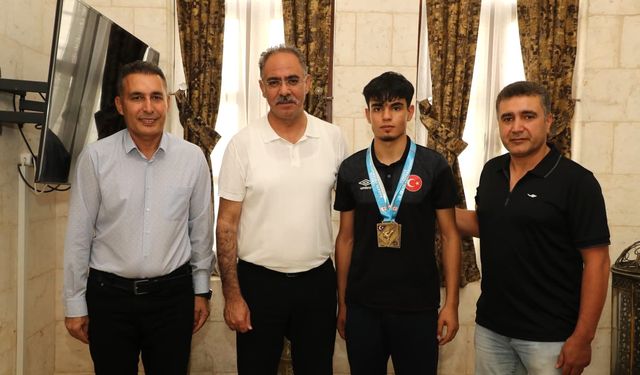 Başkan Kuş, Türkiye Şampiyonu karateciyi tebrik etti
