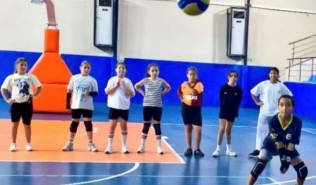 Serik’te gençler filede buluşuyor