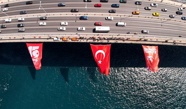 15 Temmuz'un 9. yılında İstanbul'da köprülere Türk Bayrağı asıldı