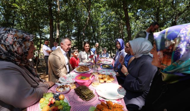 Başkan Büyükakın, Gebze’de annelerin pikniğine katıldı