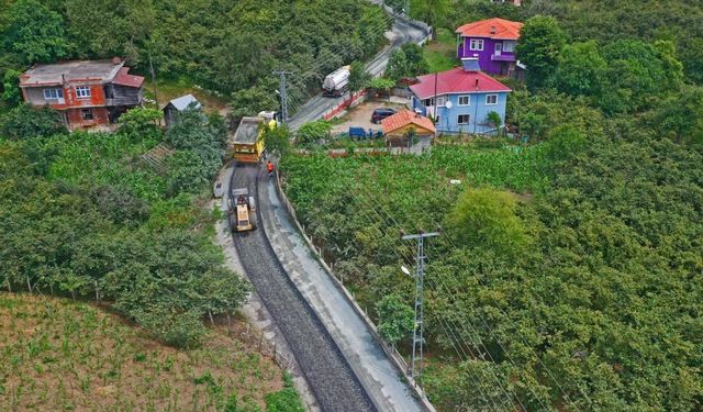 Yollar asfaltlanıyor, yüzler gülüyor