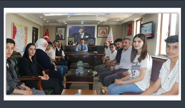 Başarılı öğrenciler, Tutak Kaymakamı Coşkun'u ziyaret etti