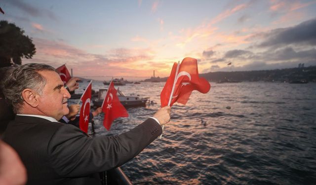 Zafer Haftası'nda anlamlı yolculuk: TCG Anadolu Gemisiyle Çanakkale'den İstanbul'a