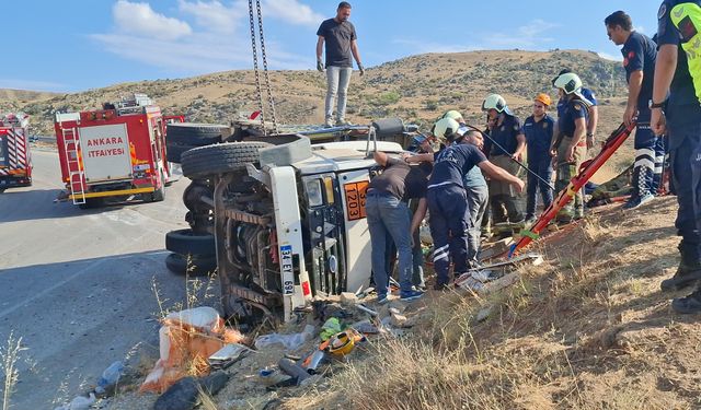 Kaza yapan aracın sürücüsü, araç içinde sıkıştı