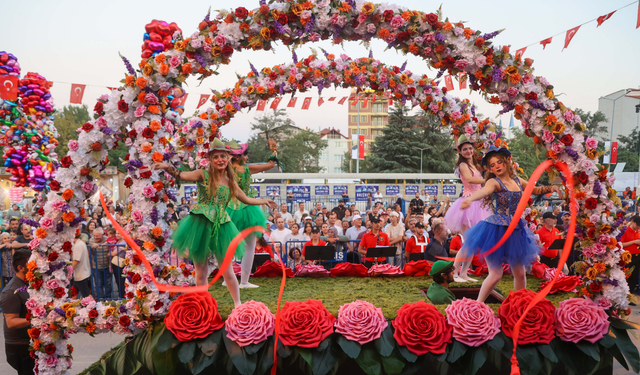 27. Eşme Turistik Kilim Kültür ve Sanat Festivali büyük bir coşkuyla başladı!