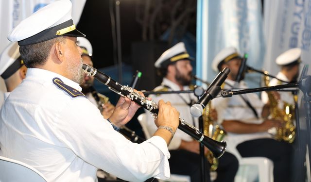 Başiskele sahilinde müzikli ve renkli bir akşam yaşandı