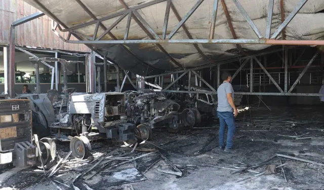 Diyarbakır’da traktörcüler sitesinde yangın: 3 iş yeri ve 19 traktör yandı