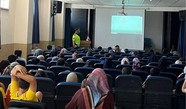 Kars’ta Kur’an kursu öğrencilerine trafik eğitimi verildi