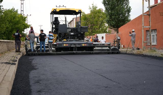 Kars Belediye Başkanı Ötügen Senger, asfalt çalışmalarını yerinde inceledi