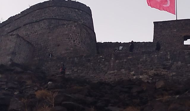 Kale surlarına çıkan bir kişi, intihar girişiminde bulundu