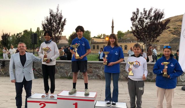 Vali Ziya Polat, Anadolu Yelken Ligi Kars Optimist Yarışları’nda dereceye giren sporculara ödüllerini verdi
