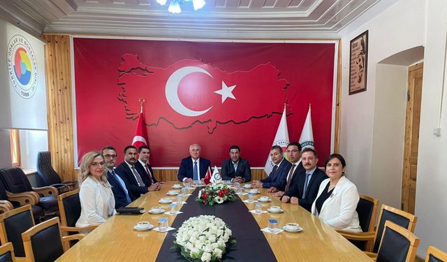 Kamu Başdenetçisi Mehmet Akarca Kars Ticaret ve Sanayi Odasını ziyaret etti