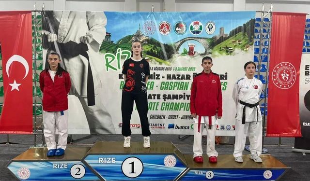 Genç sporcularımız Uluslararası Karate Şampiyonasında madalyayla döndü