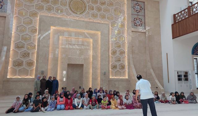 Kars'ta camii çocuk buluşmaları: "Şehirlerin kalbi camilerde buluşalım" projesi devam ekarsdiyor