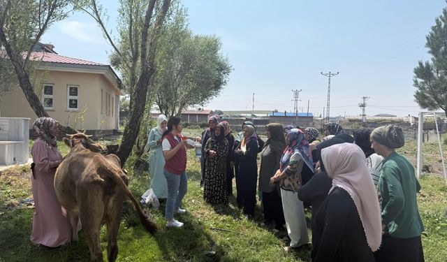 Kars'ta kadın çiftçilere süt sağım ve hijyen eğitimi düzenlendi