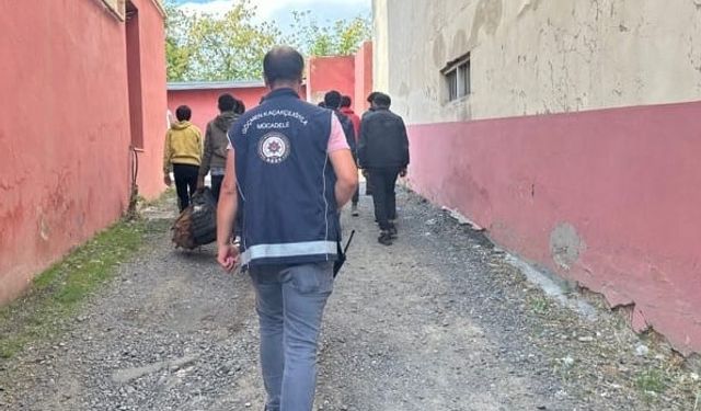 Kars'ta yakalanan 16 düzensiz göçmen geri gönderme merkezine sevk edildi