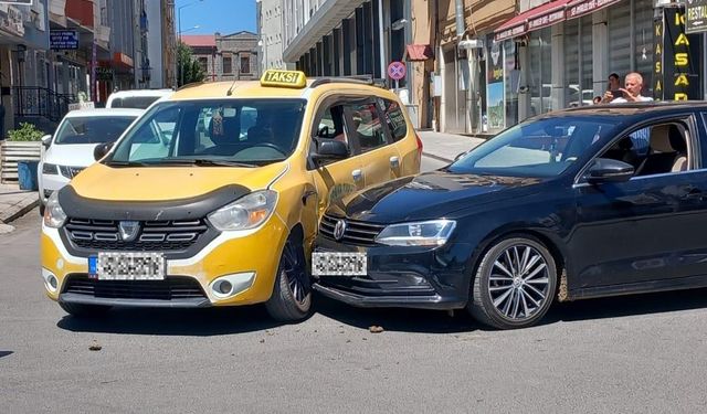 Kars'ta maddi hasarlı trafik kazası meydana geldi