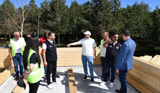 Kars Valisi Ziya Polat, Çıldır Gölü kıyısındaki kütük ev inşaatını inceledi